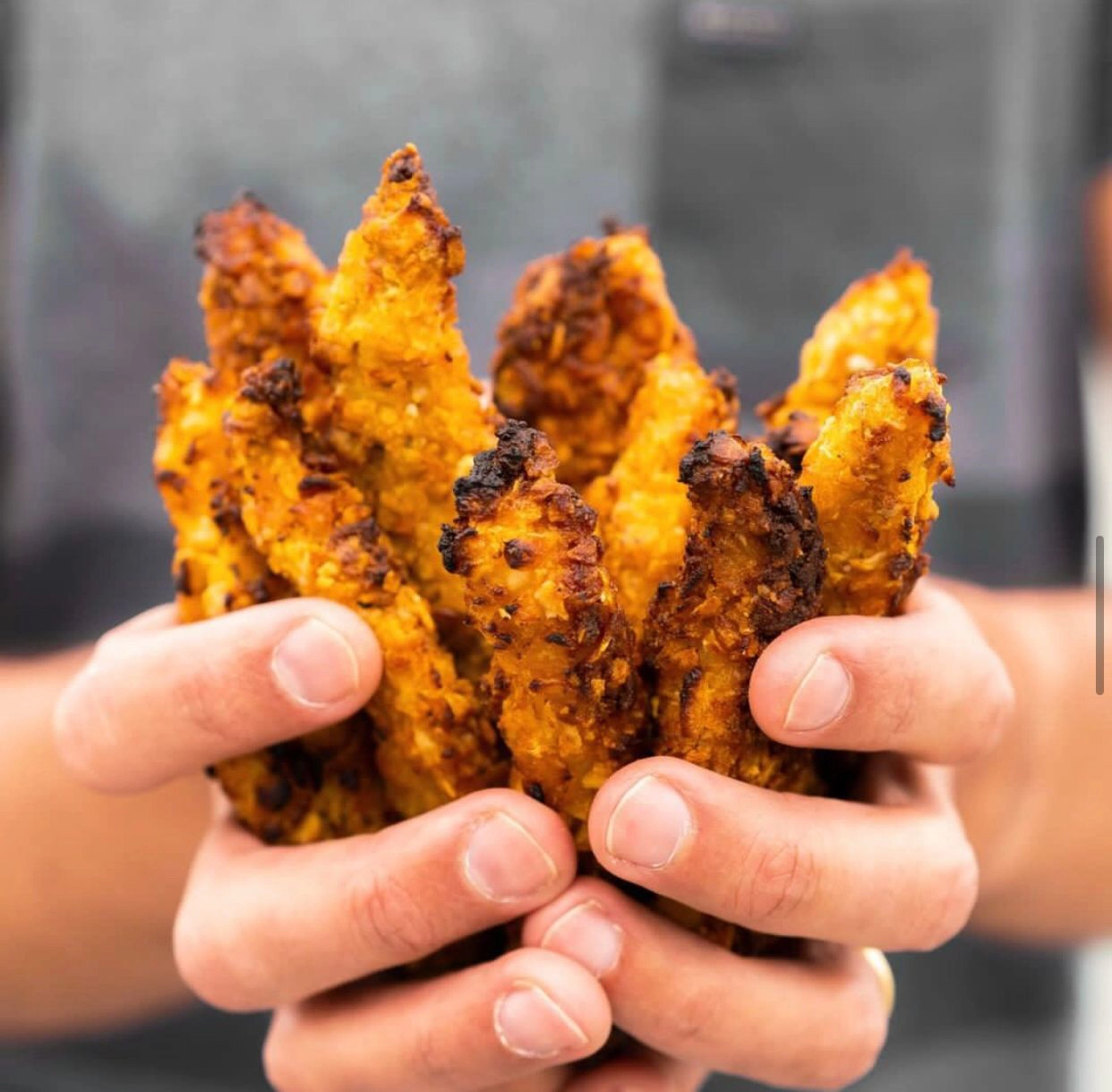 Footo de Fingers de pollo sostenida por unas manos como si fuese un ramo